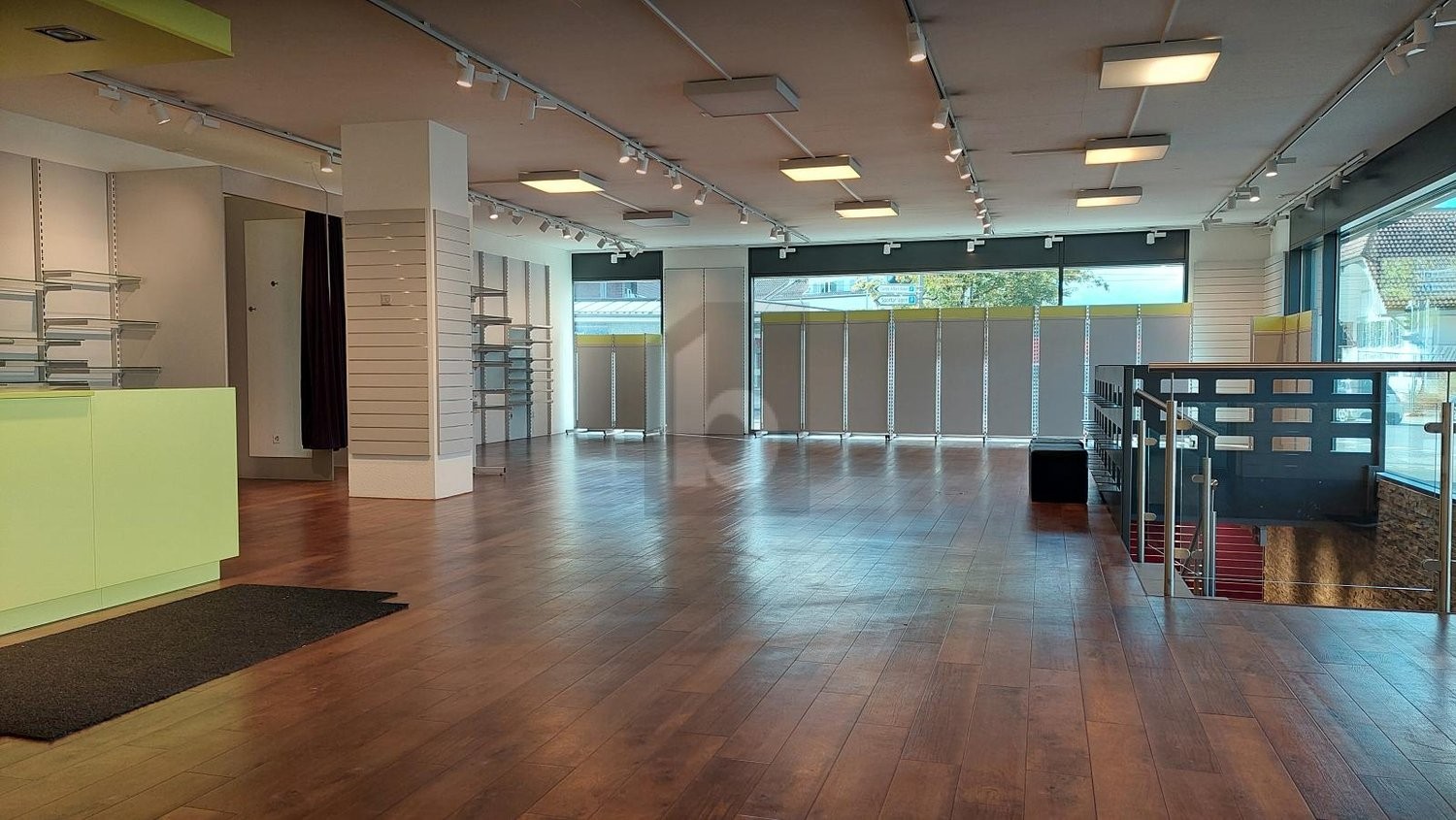 385m² shop