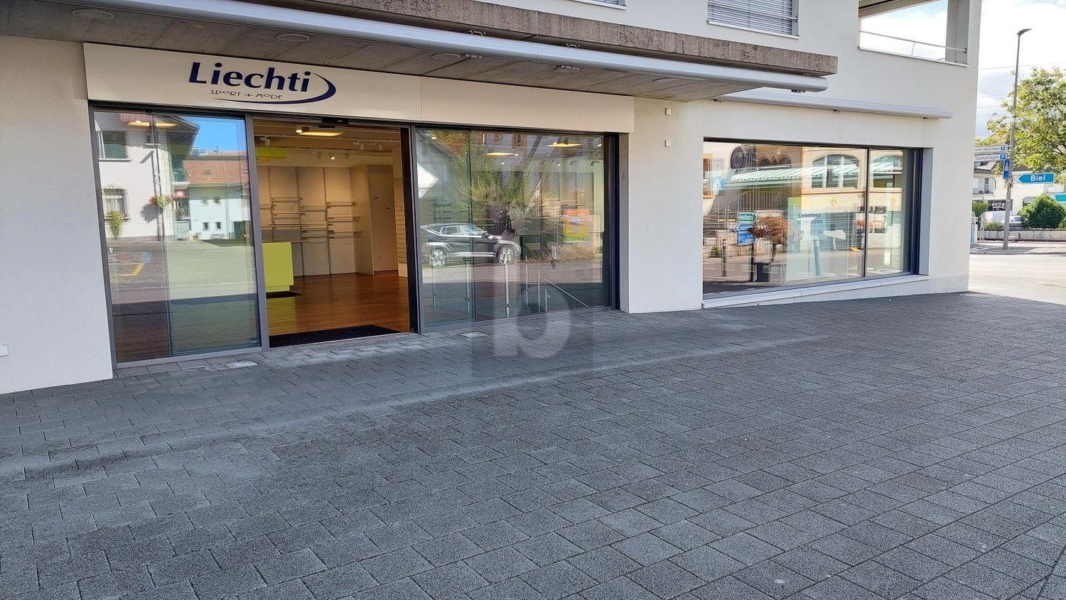 385m² shop