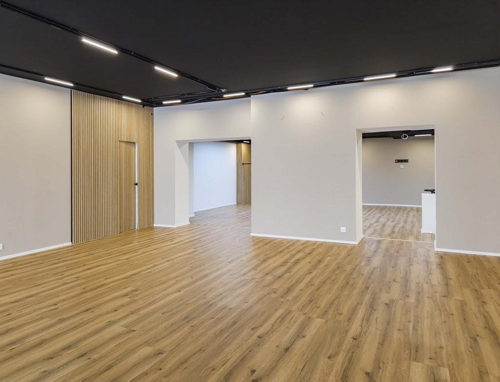 198m² shop