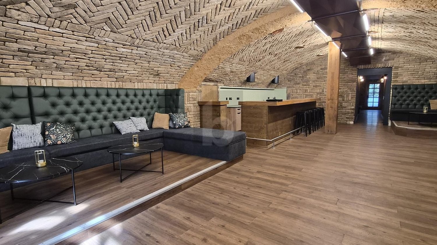 160m² shop