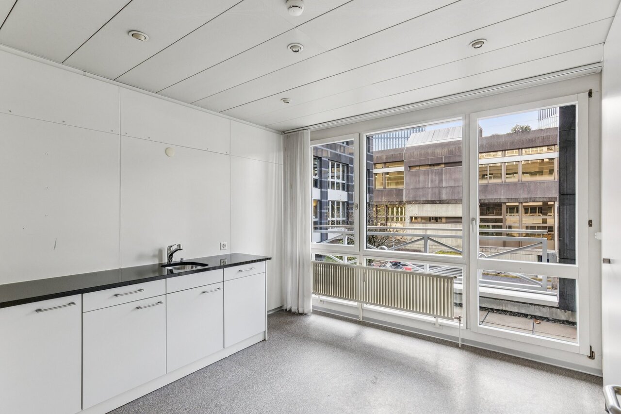 180m² office