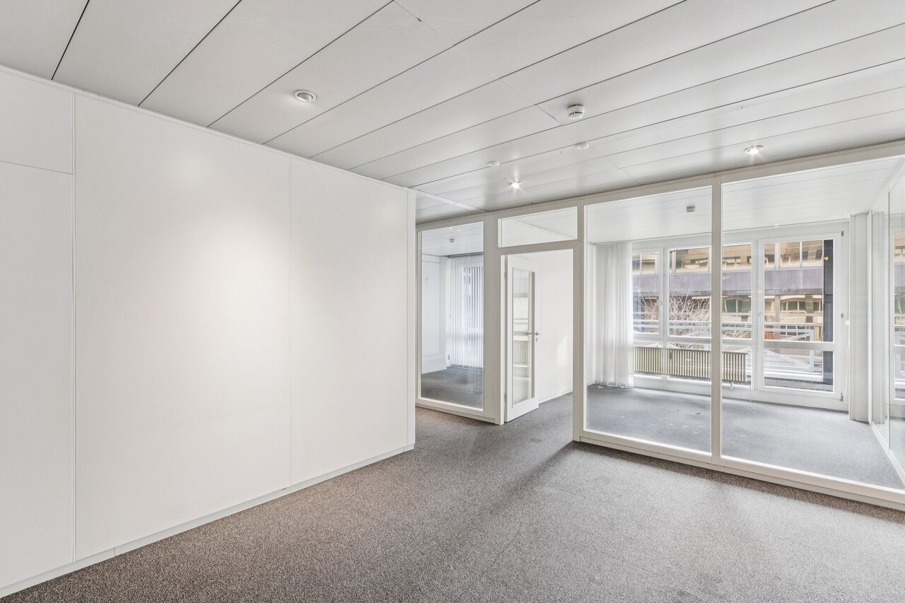 180m² office