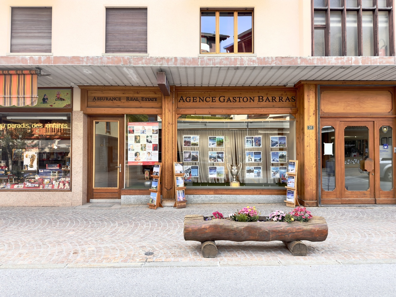 65m² commercial