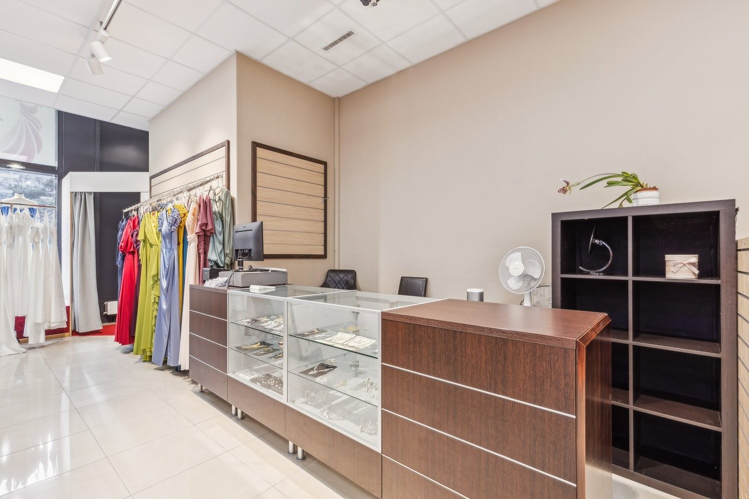 147m² shop