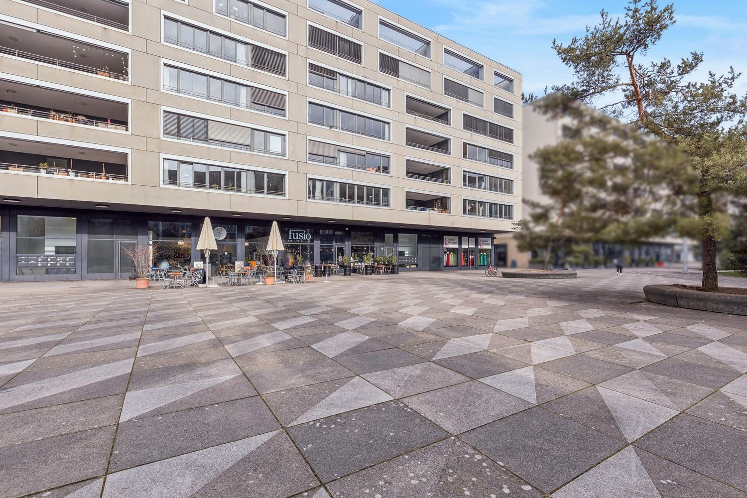 147m² shop