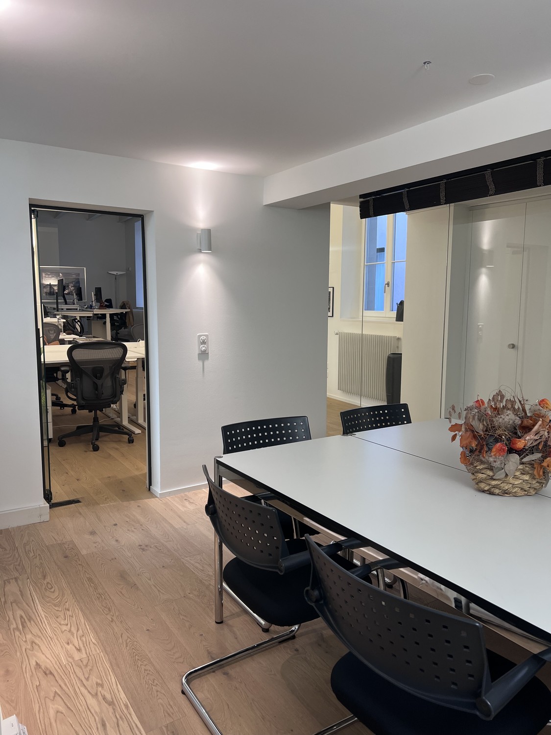 Büro","description":"Collateral Good, eine in Zürich ansässige Venture-Capital-Gesellschaft, bietet Unternehmen oder Selbstständigen bis zu vier dedizierte Schreibtische in seinem Büro im Niederdorf an.
Inbegriffen sind:
- Dedizierter höhenverstellbarer Sitz-Steh-Schreibtisch mit ergonomischem Bür, Foto 5 von 9