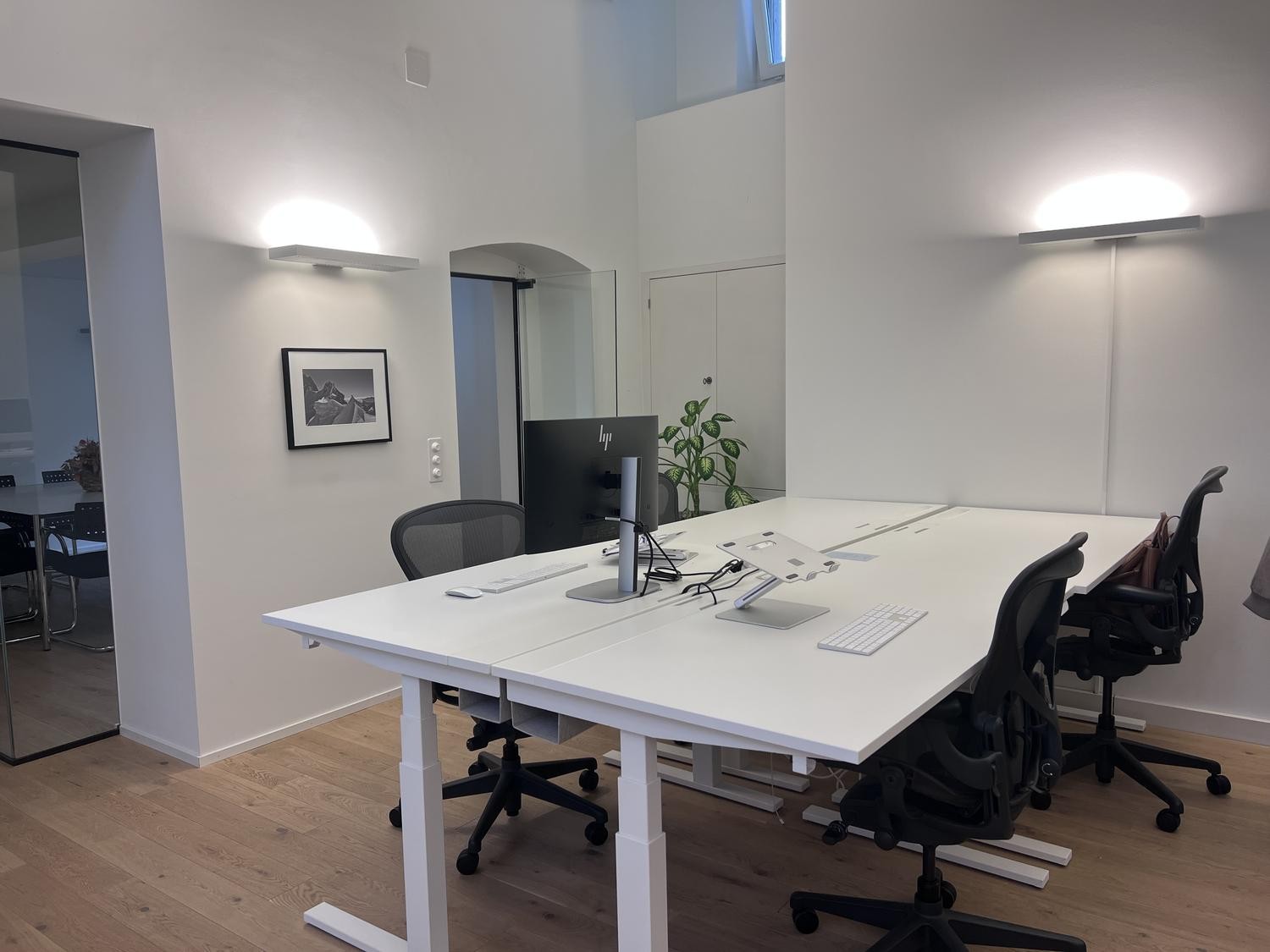 Büro","description":"Collateral Good, eine in Zürich ansässige Venture-Capital-Gesellschaft, bietet Unternehmen oder Selbstständigen bis zu vier dedizierte Schreibtische in seinem Büro im Niederdorf an.
Inbegriffen sind:
- Dedizierter höhenverstellbarer Sitz-Steh-Schreibtisch mit ergonomischem Bür, Foto 4 von 9