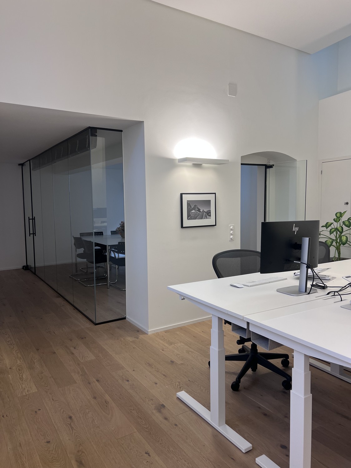 Büro","description":"Collateral Good, eine in Zürich ansässige Venture-Capital-Gesellschaft, bietet Unternehmen oder Selbstständigen bis zu vier dedizierte Schreibtische in seinem Büro im Niederdorf an.
Inbegriffen sind:
- Dedizierter höhenverstellbarer Sitz-Steh-Schreibtisch mit ergonomischem Bür, Foto 8 von 9