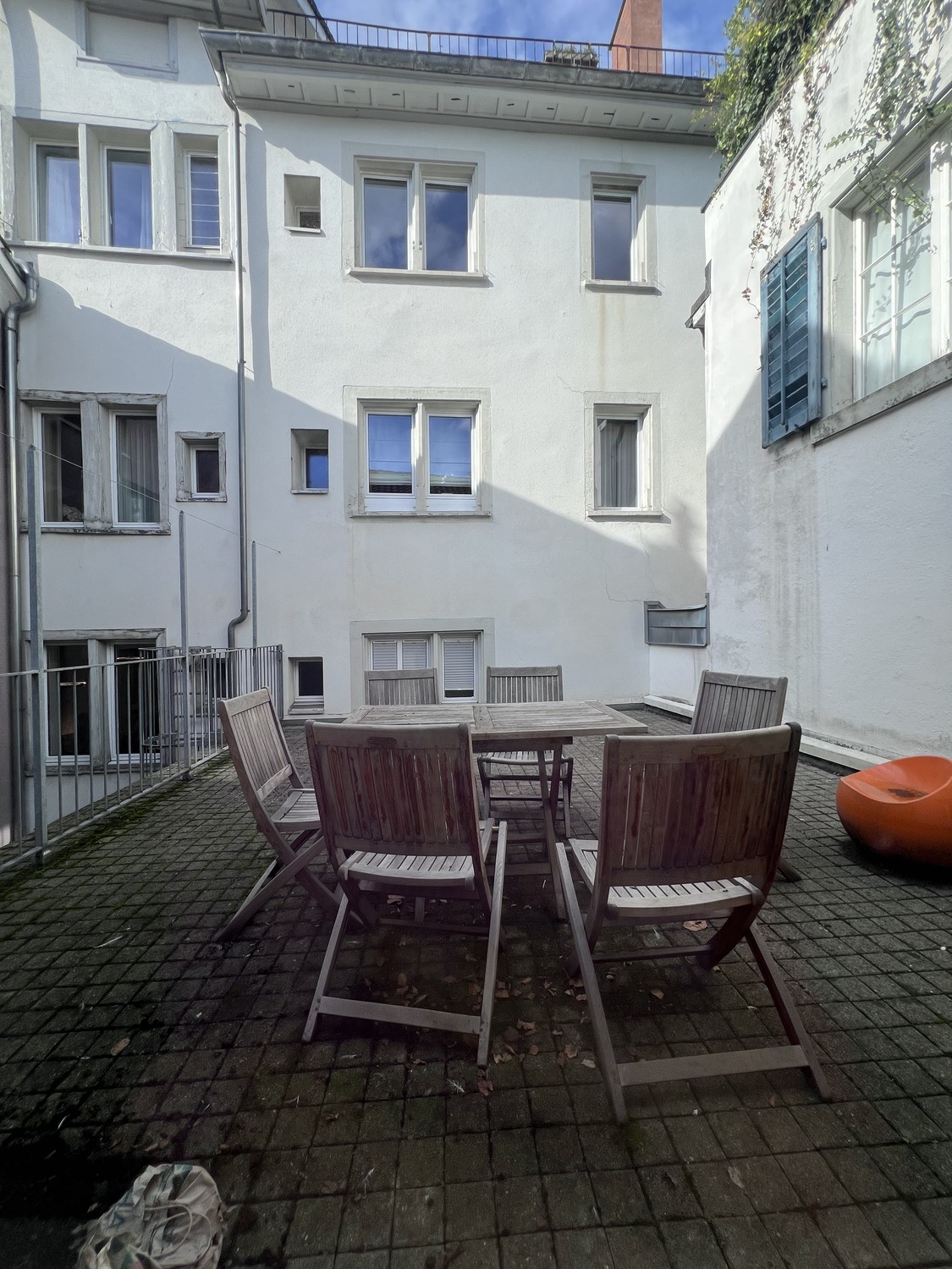 Büro","description":"Collateral Good, eine in Zürich ansässige Venture-Capital-Gesellschaft, bietet Unternehmen oder Selbstständigen bis zu vier dedizierte Schreibtische in seinem Büro im Niederdorf an.
Inbegriffen sind:
- Dedizierter höhenverstellbarer Sitz-Steh-Schreibtisch mit ergonomischem Bür, Foto 9 von 9
