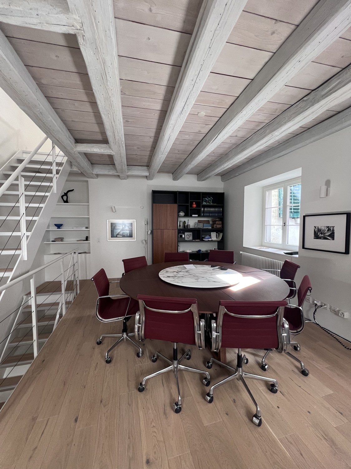 Büro","description":"Collateral Good, eine in Zürich ansässige Venture-Capital-Gesellschaft, bietet Unternehmen oder Selbstständigen bis zu vier dedizierte Schreibtische in seinem Büro im Niederdorf an.
Inbegriffen sind:
- Dedizierter höhenverstellbarer Sitz-Steh-Schreibtisch mit ergonomischem Bür, Foto 2 von 9