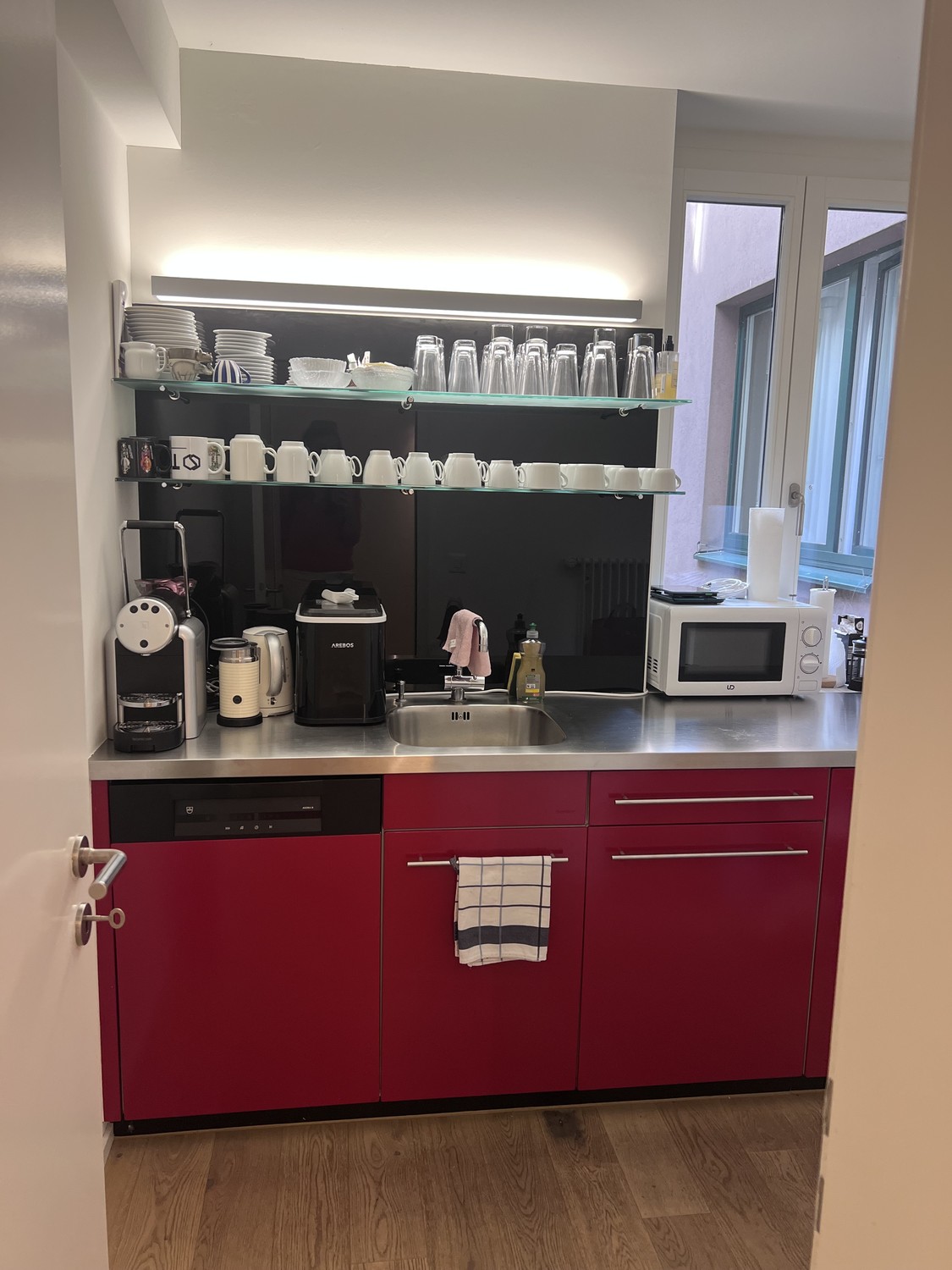 Büro","description":"Collateral Good, eine in Zürich ansässige Venture-Capital-Gesellschaft, bietet Unternehmen oder Selbstständigen bis zu vier dedizierte Schreibtische in seinem Büro im Niederdorf an.
Inbegriffen sind:
- Dedizierter höhenverstellbarer Sitz-Steh-Schreibtisch mit ergonomischem Bür, Foto 6 von 9