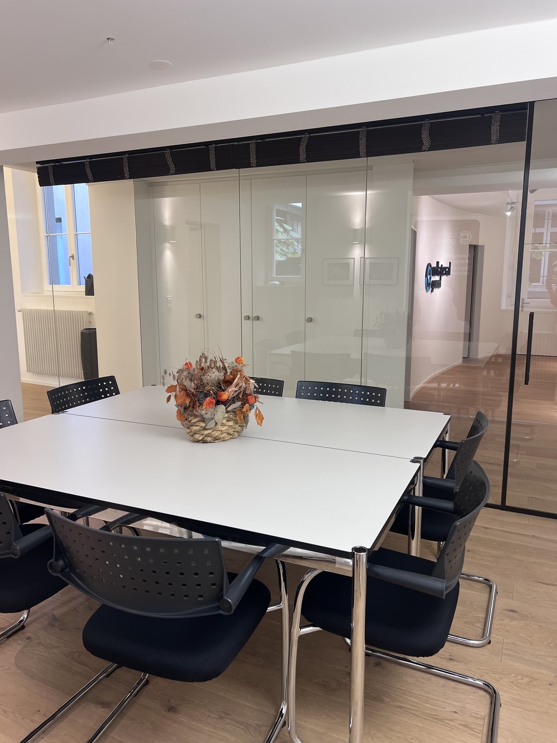Büro","description":"Collateral Good, eine in Zürich ansässige Venture-Capital-Gesellschaft, bietet Unternehmen oder Selbstständigen bis zu vier dedizierte Schreibtische in seinem Büro im Niederdorf an.
Inbegriffen sind:
- Dedizierter höhenverstellbarer Sitz-Steh-Schreibtisch mit ergonomischem Bür, Foto 7 von 9