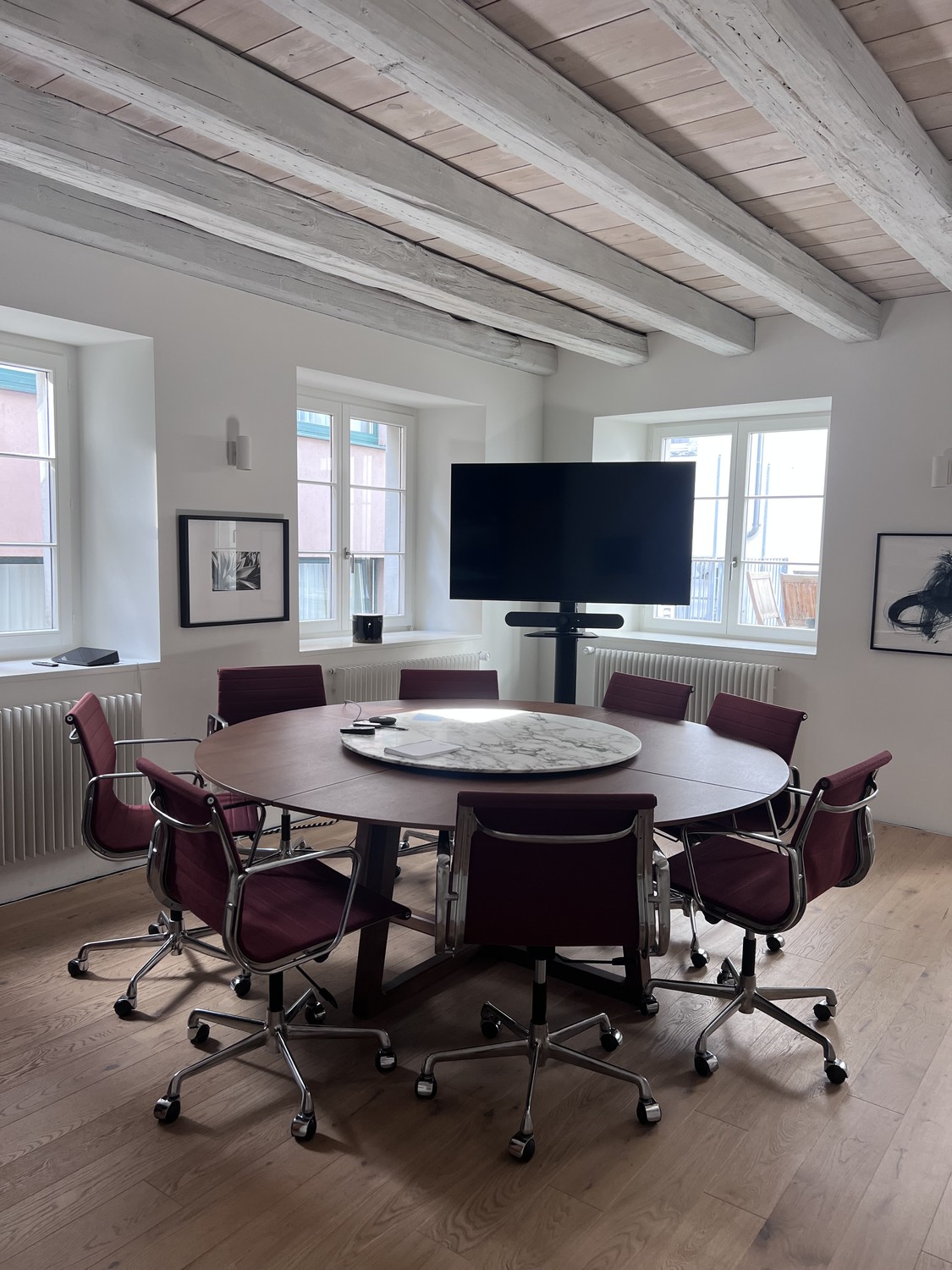 Büro","description":"Collateral Good, eine in Zürich ansässige Venture-Capital-Gesellschaft, bietet Unternehmen oder Selbstständigen bis zu vier dedizierte Schreibtische in seinem Büro im Niederdorf an.
Inbegriffen sind:
- Dedizierter höhenverstellbarer Sitz-Steh-Schreibtisch mit ergonomischem Bür, Foto 1 von 9