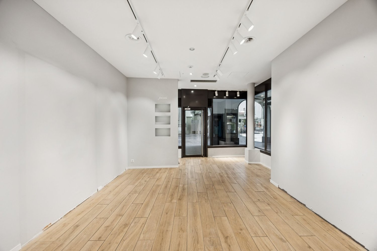 71m² shop