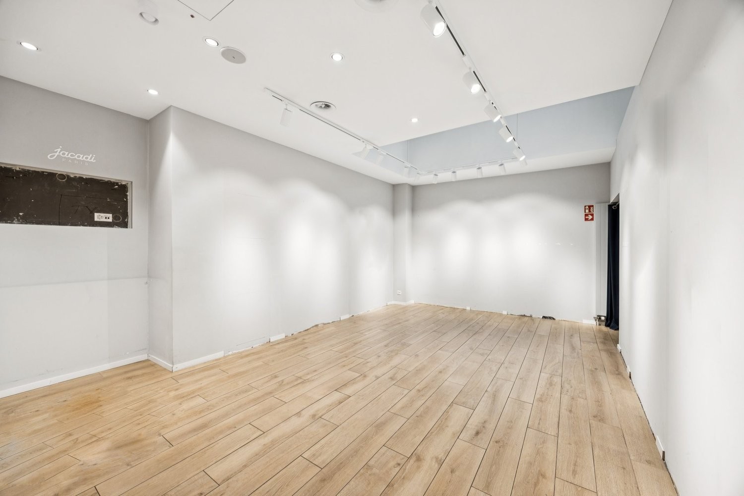 71m² shop