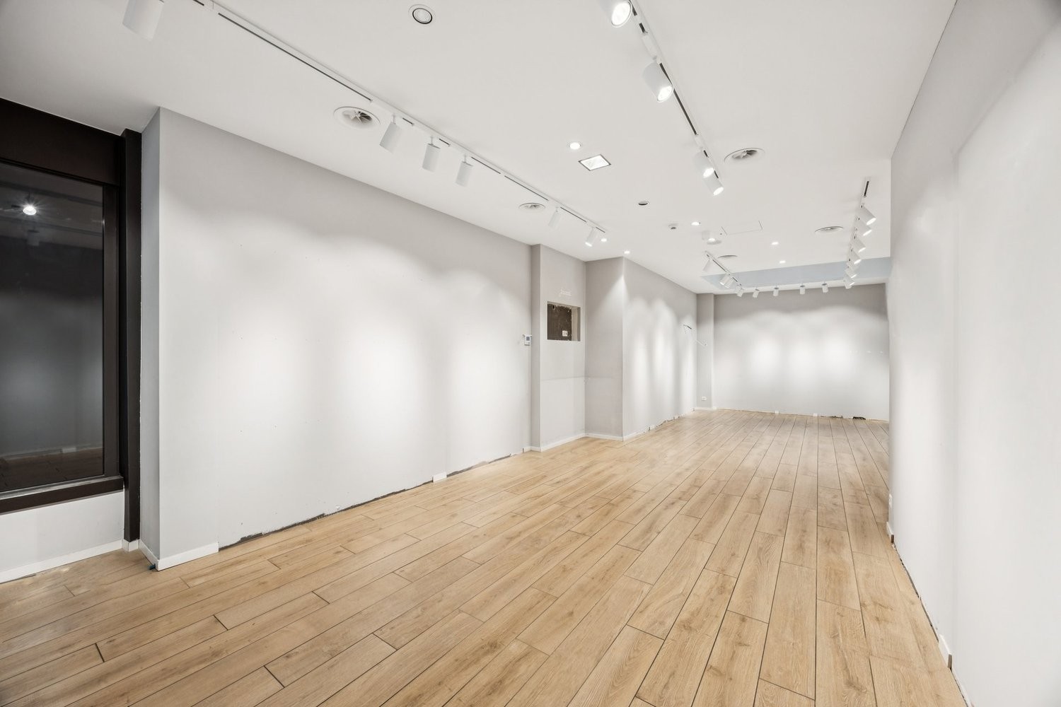71m² shop