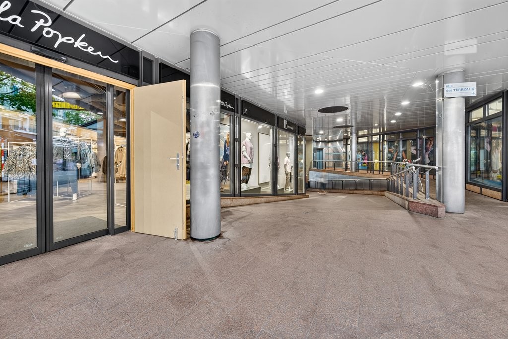 308m² shop, photo 2 sur 10