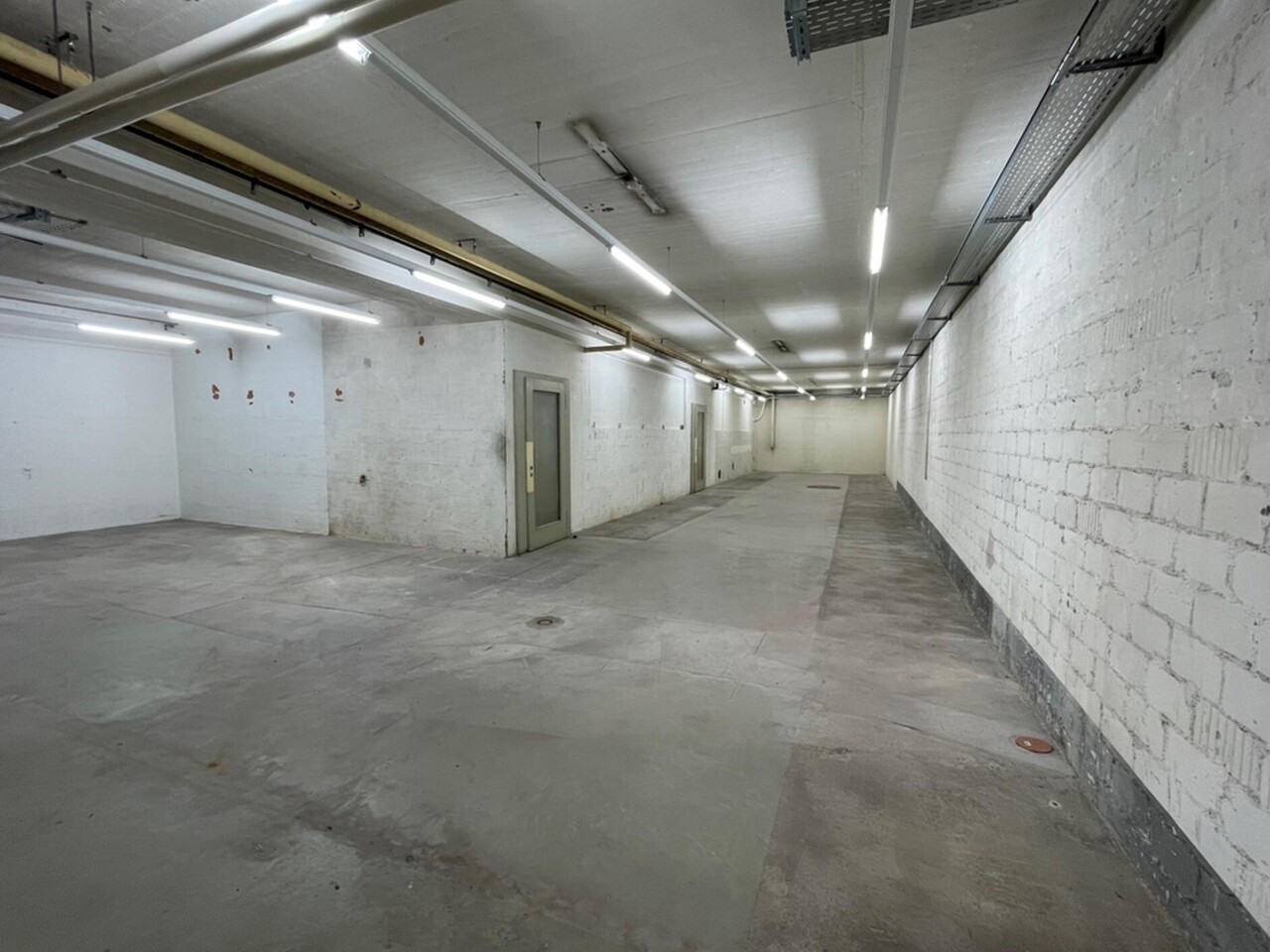 Local de stockage de 140m², photo 1 sur 7