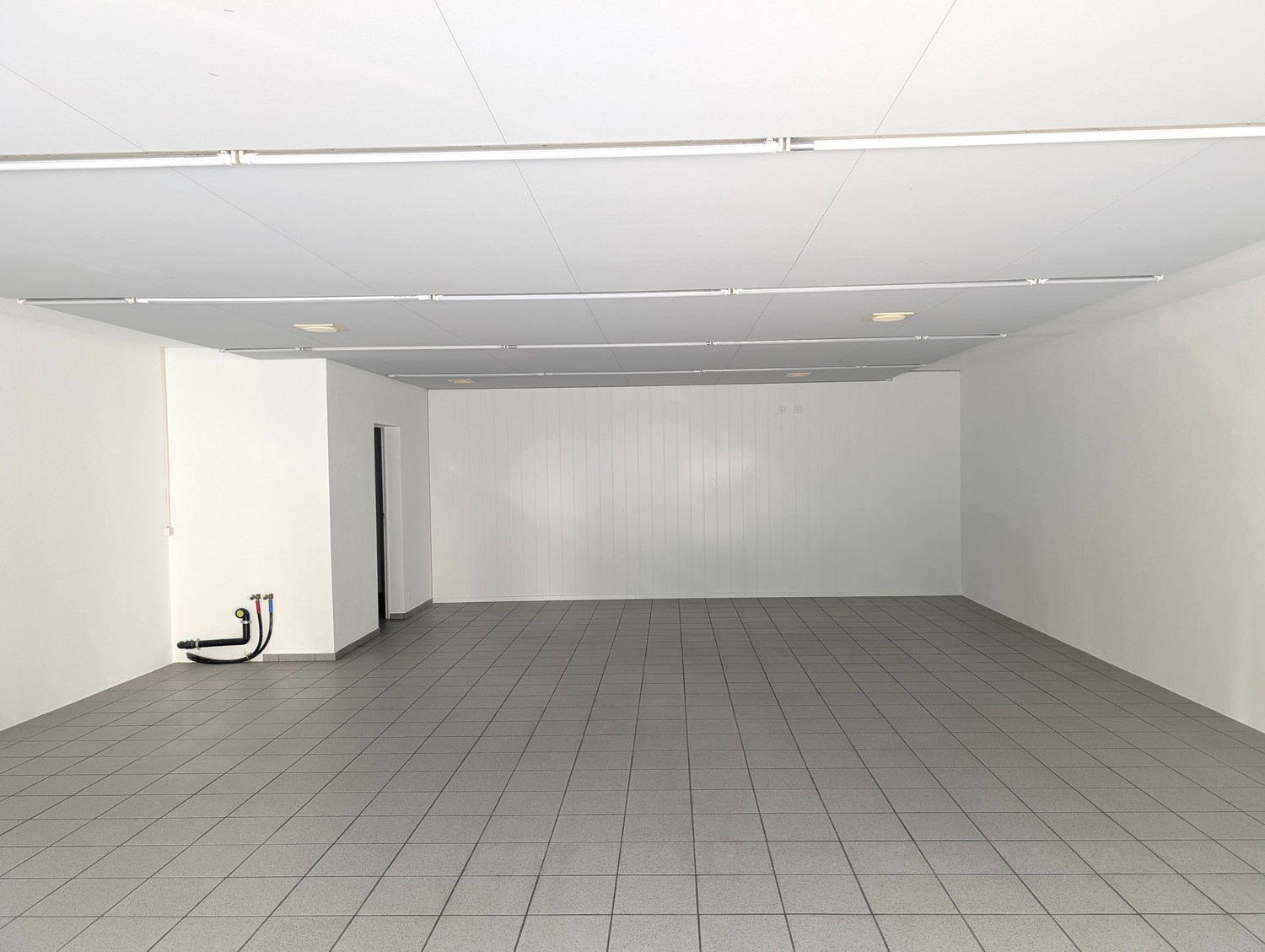 84m² shop