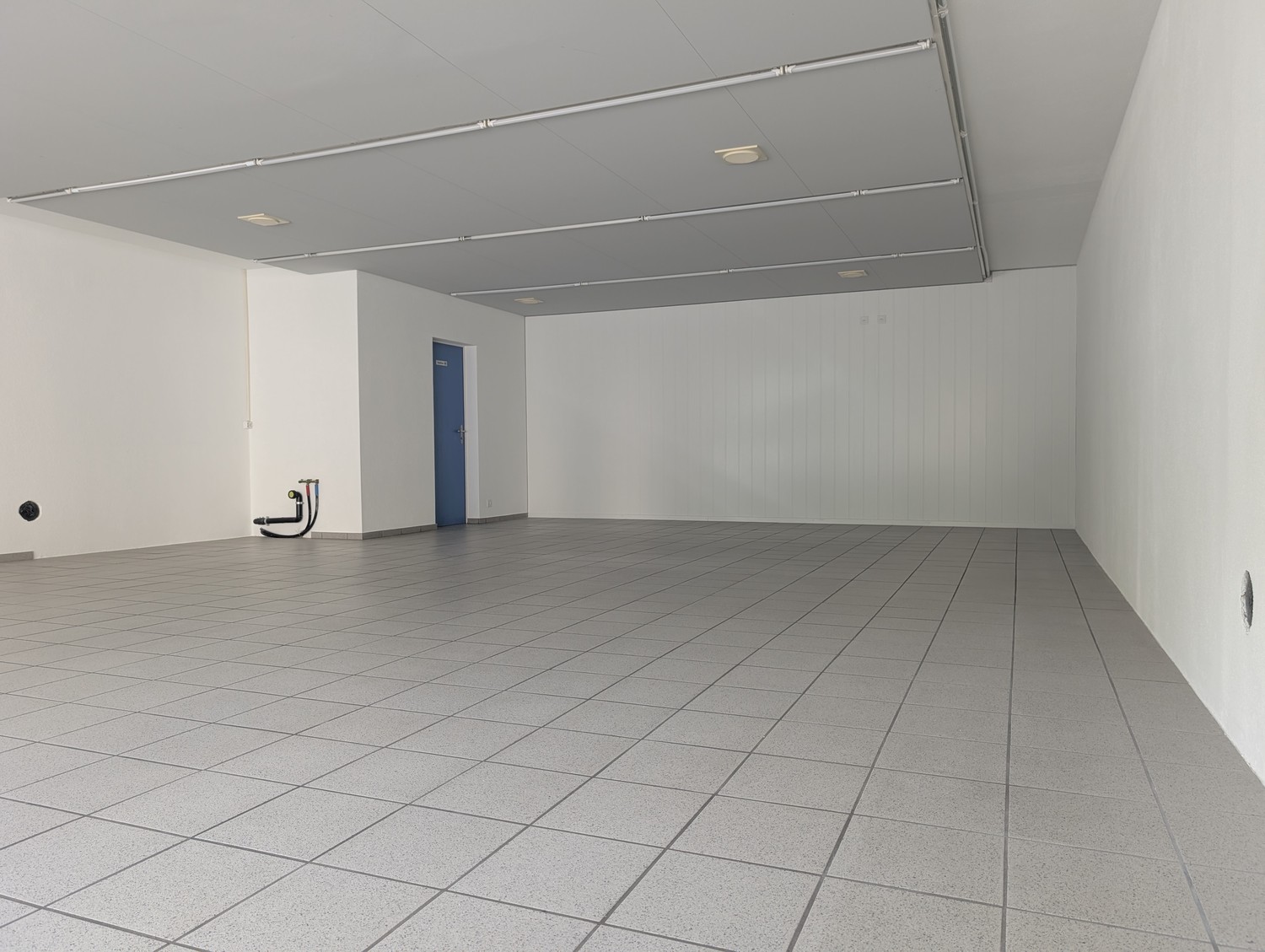 84m² shop