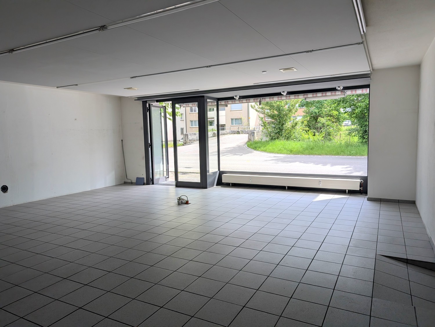 84m² shop
