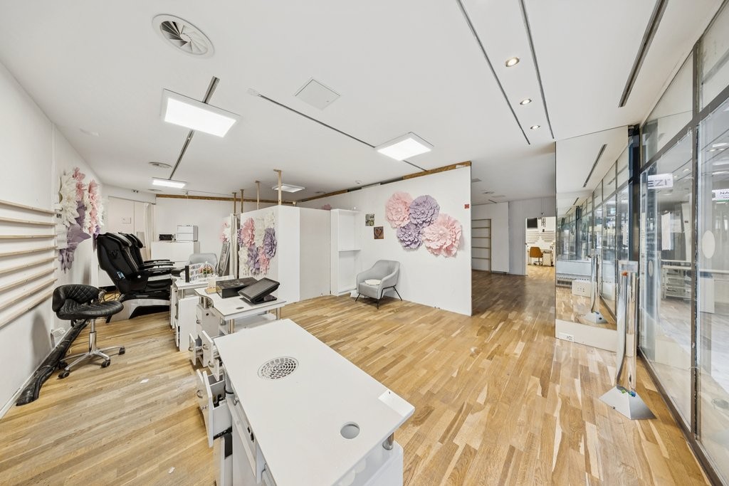 163m² shop