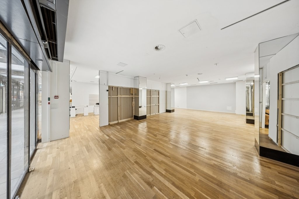 163m² shop