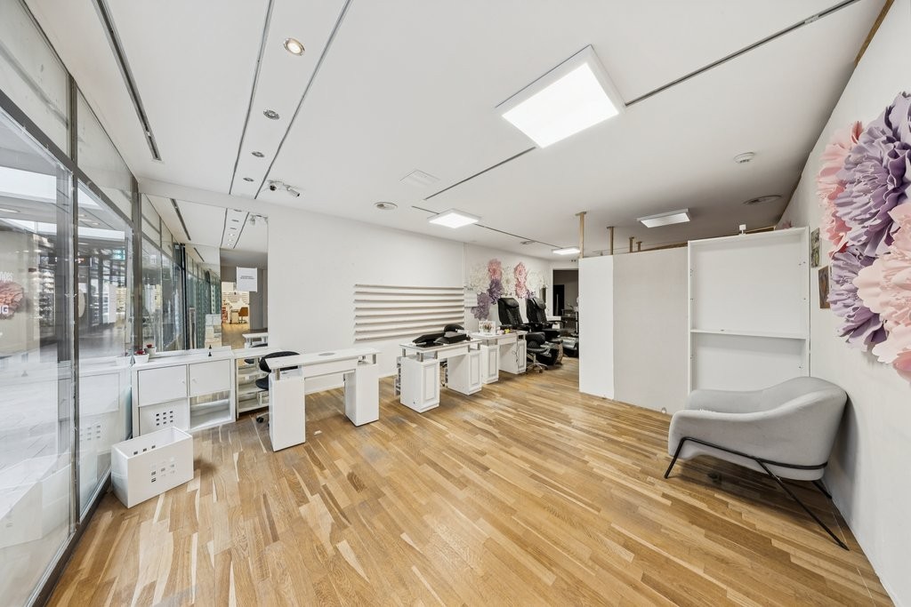 163m² shop