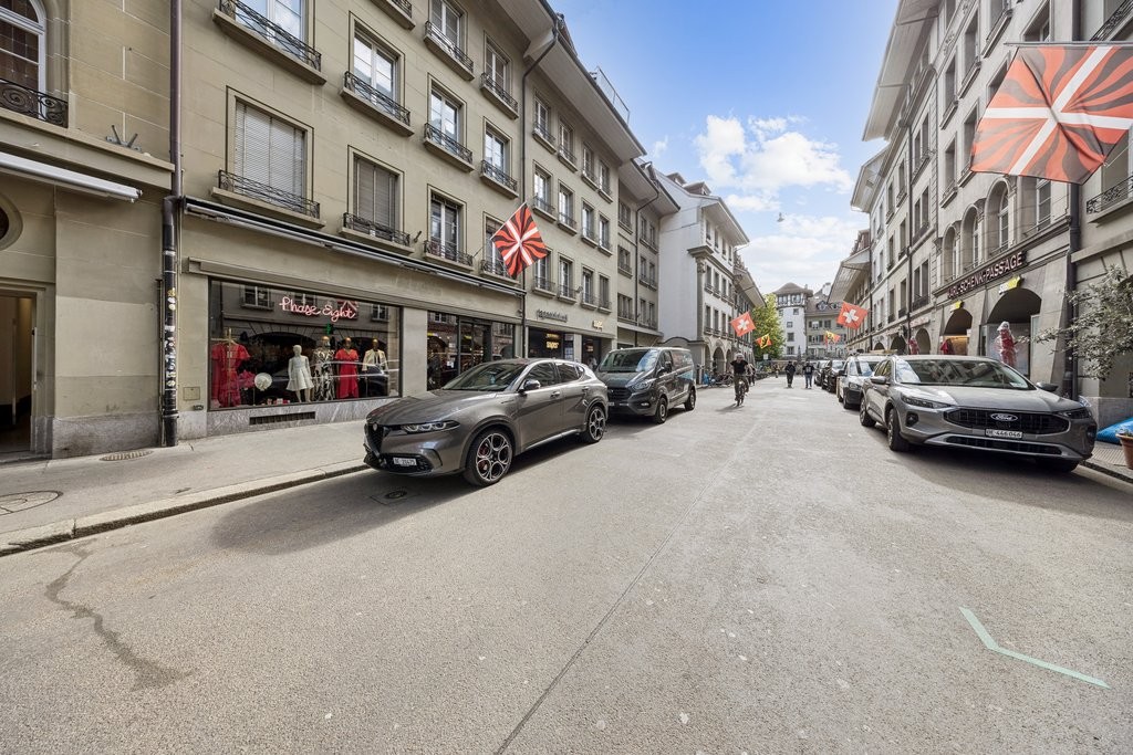 163m² shop