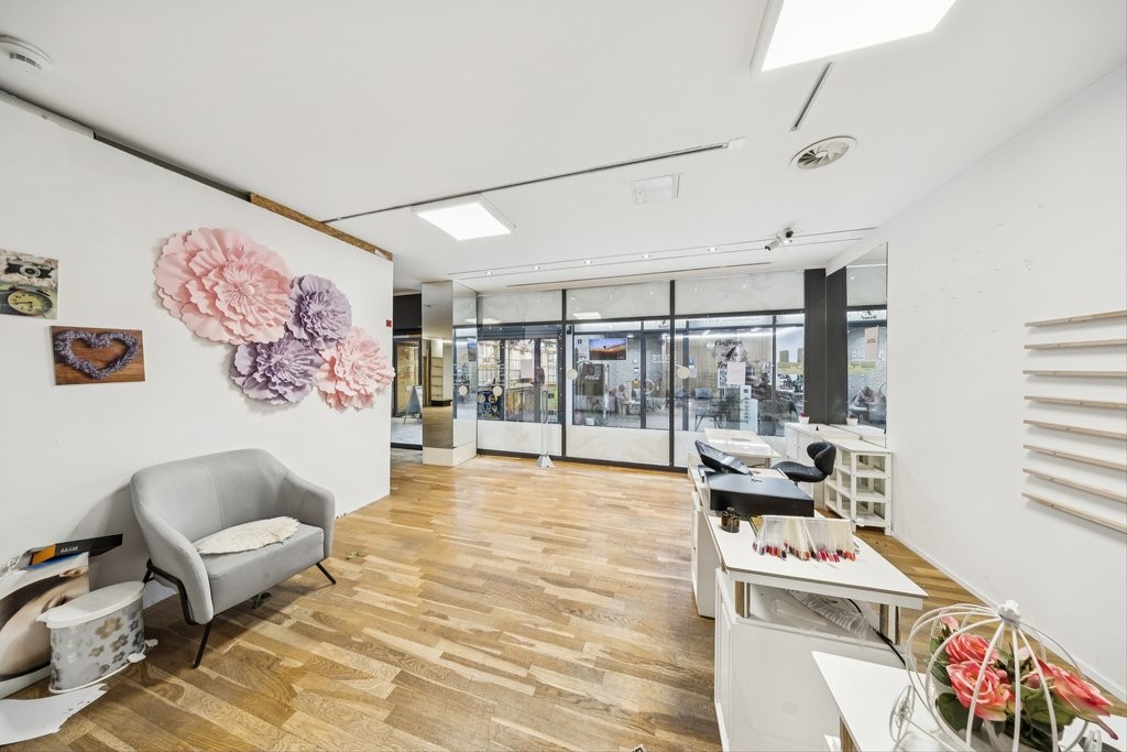 163m² shop