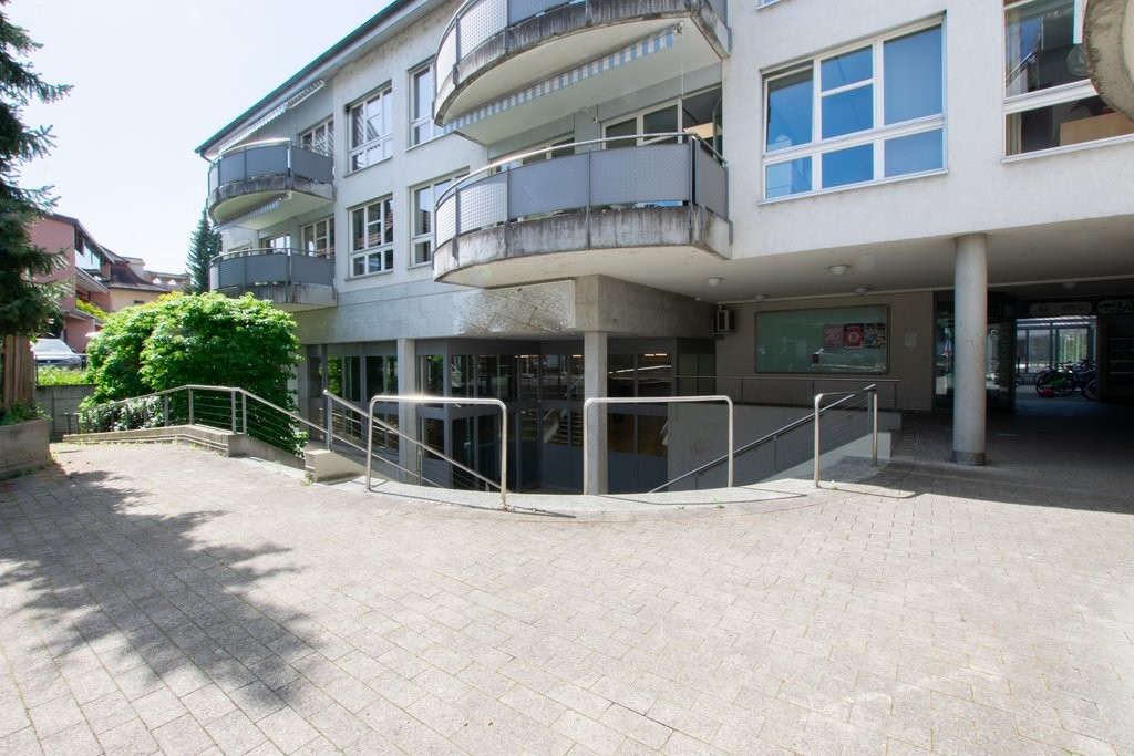 1495m² shop