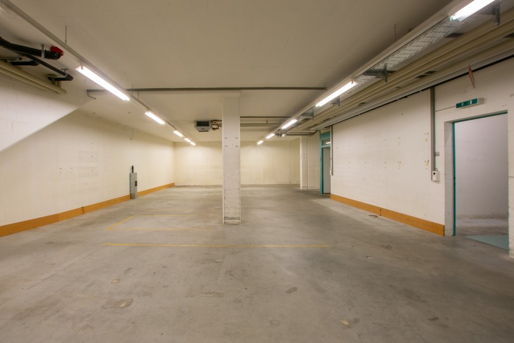1495m² shop