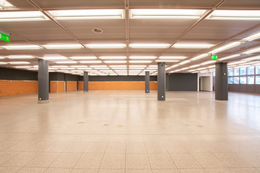 1495m² shop