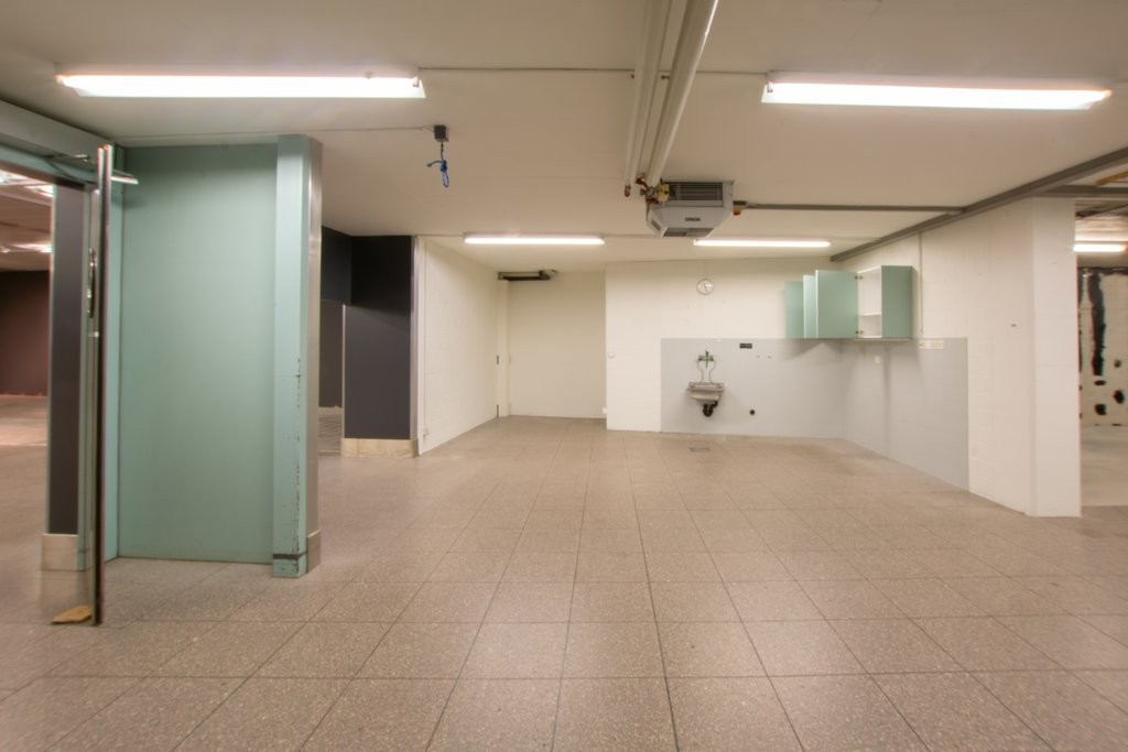 1495m² shop