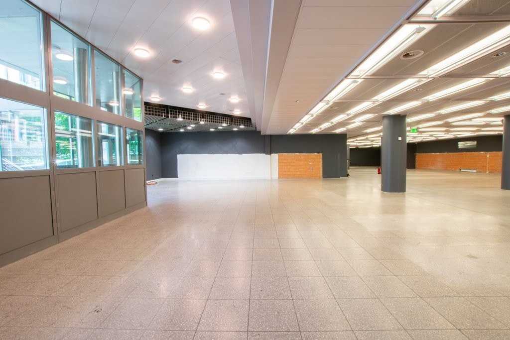 1495m² shop