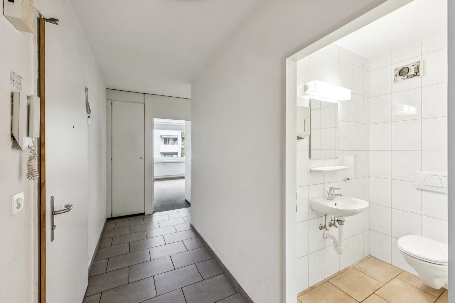 81m² commercial