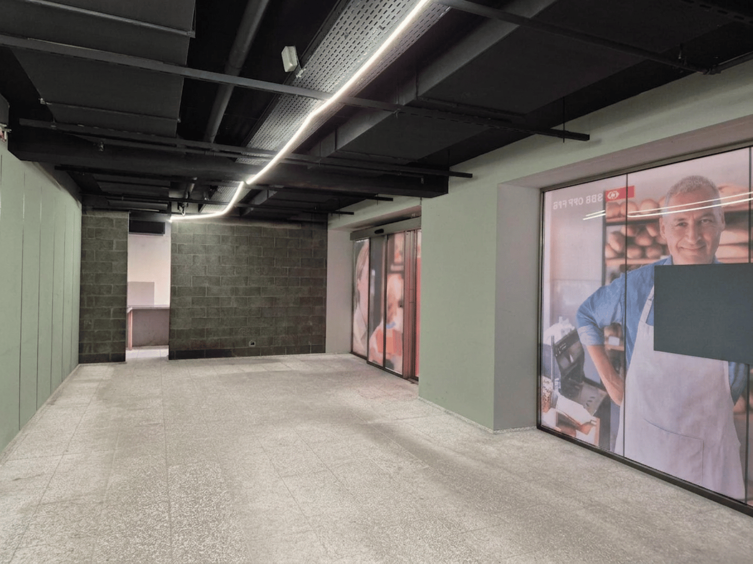 67m² shop