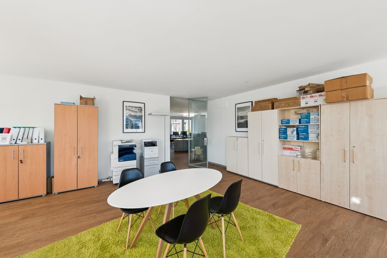 298m² office