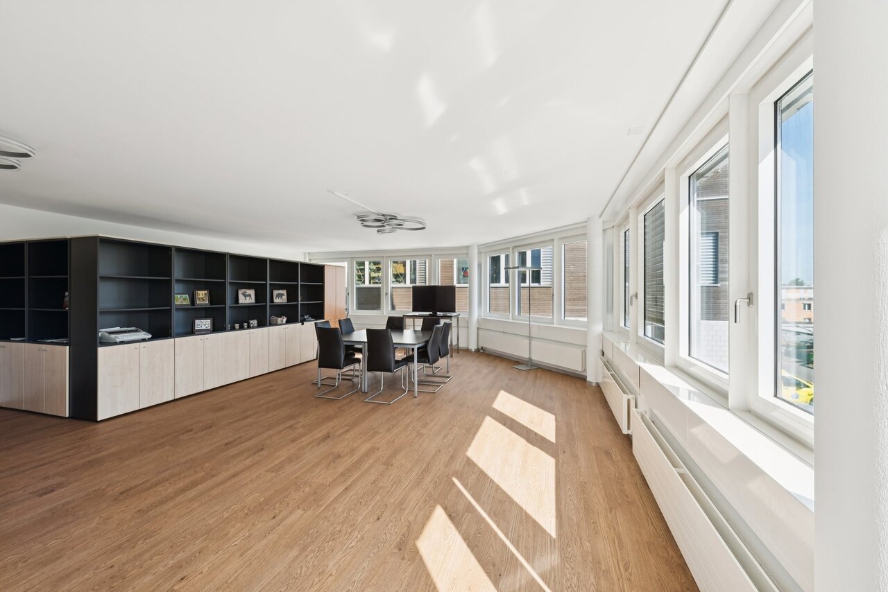 298m² office