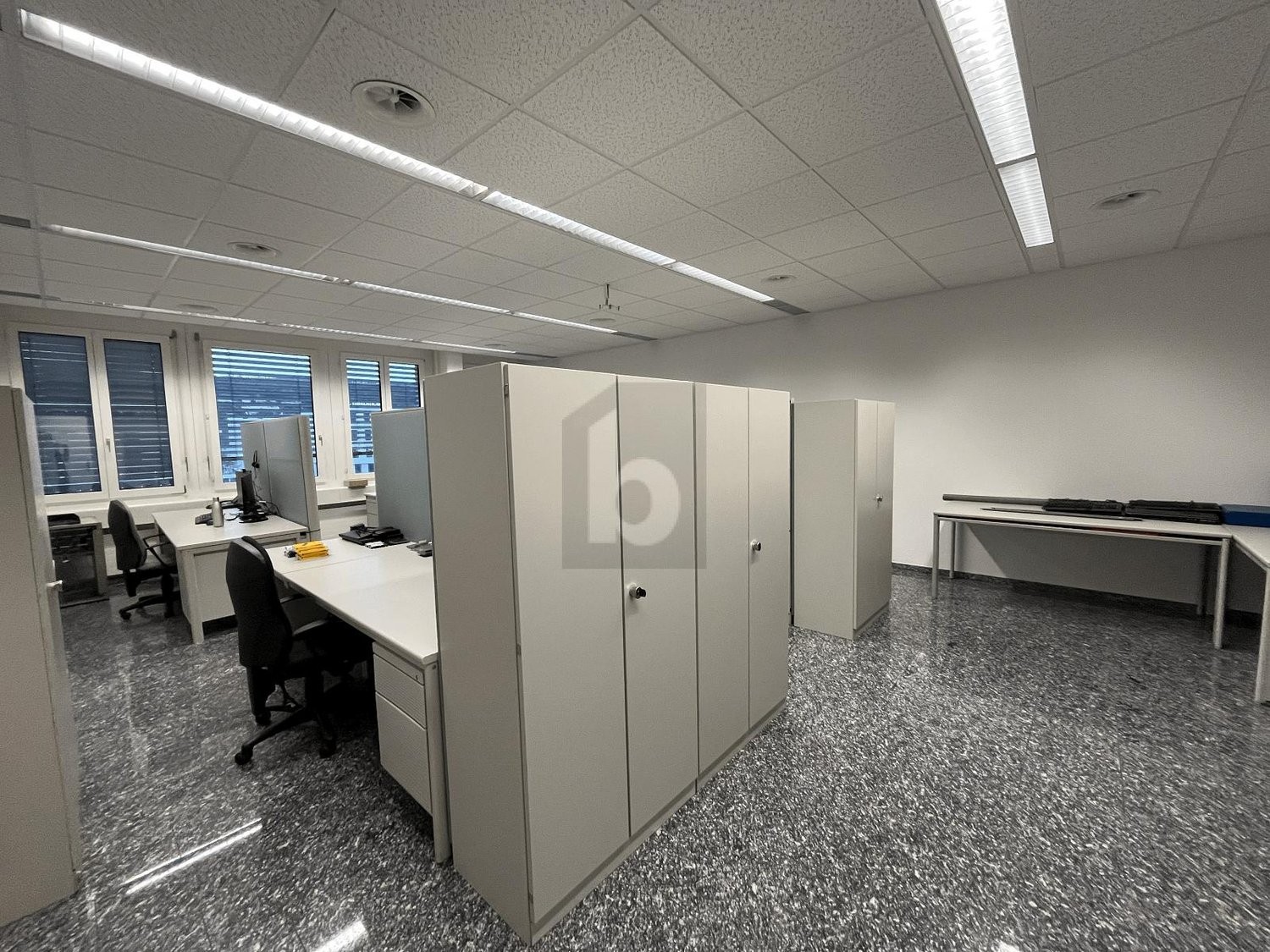 200m² office