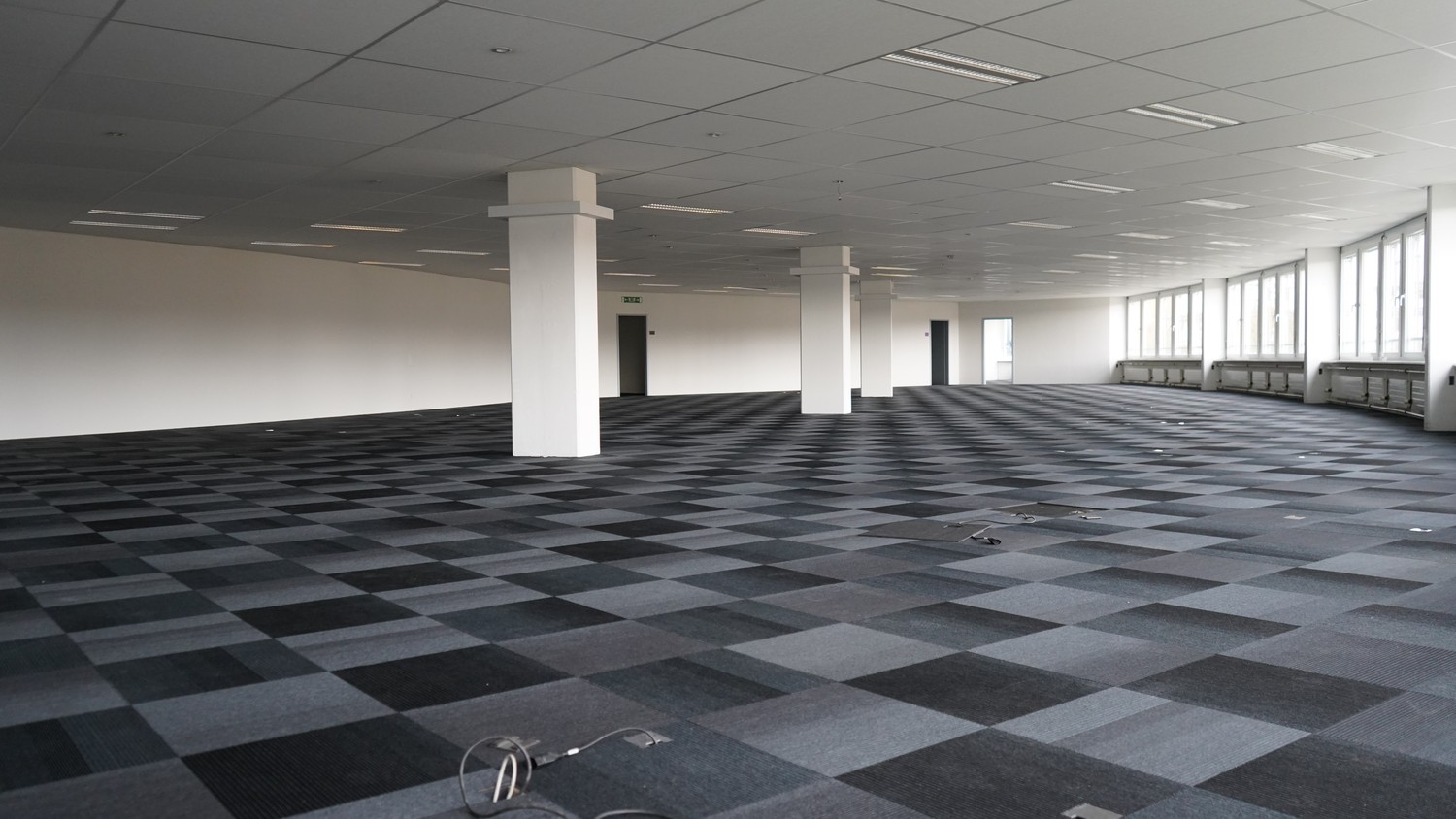 282-3706m² office