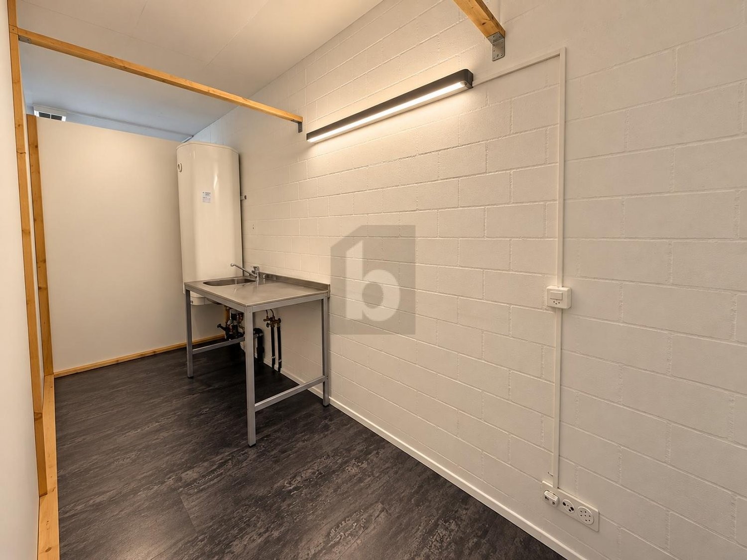 80m² shop
