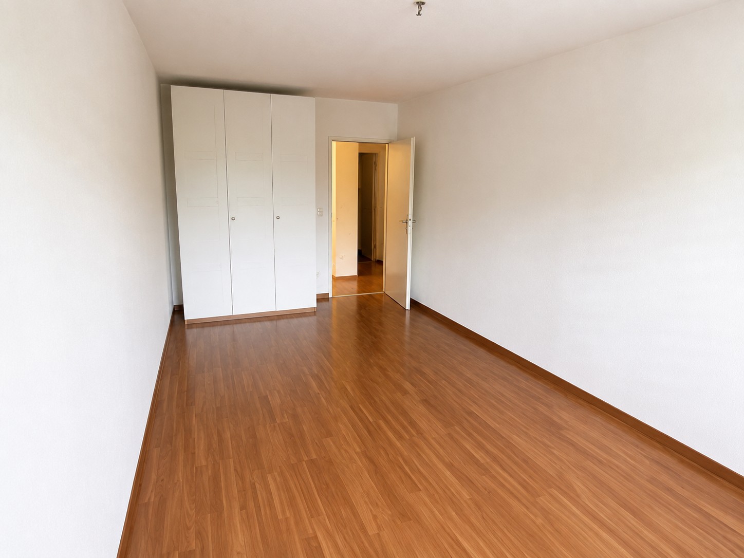 Commercial, Foto 1 von 2