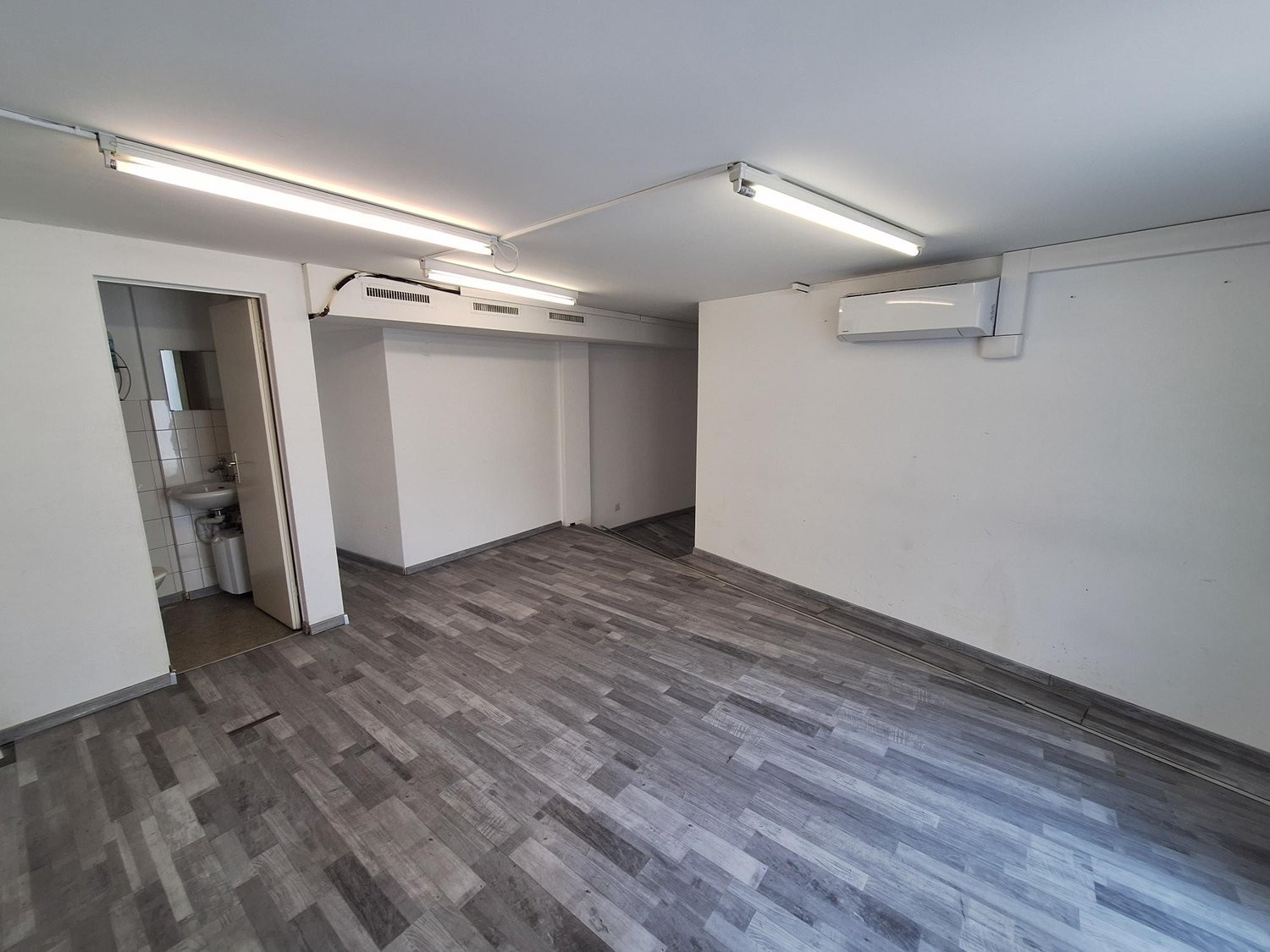 90m² shop