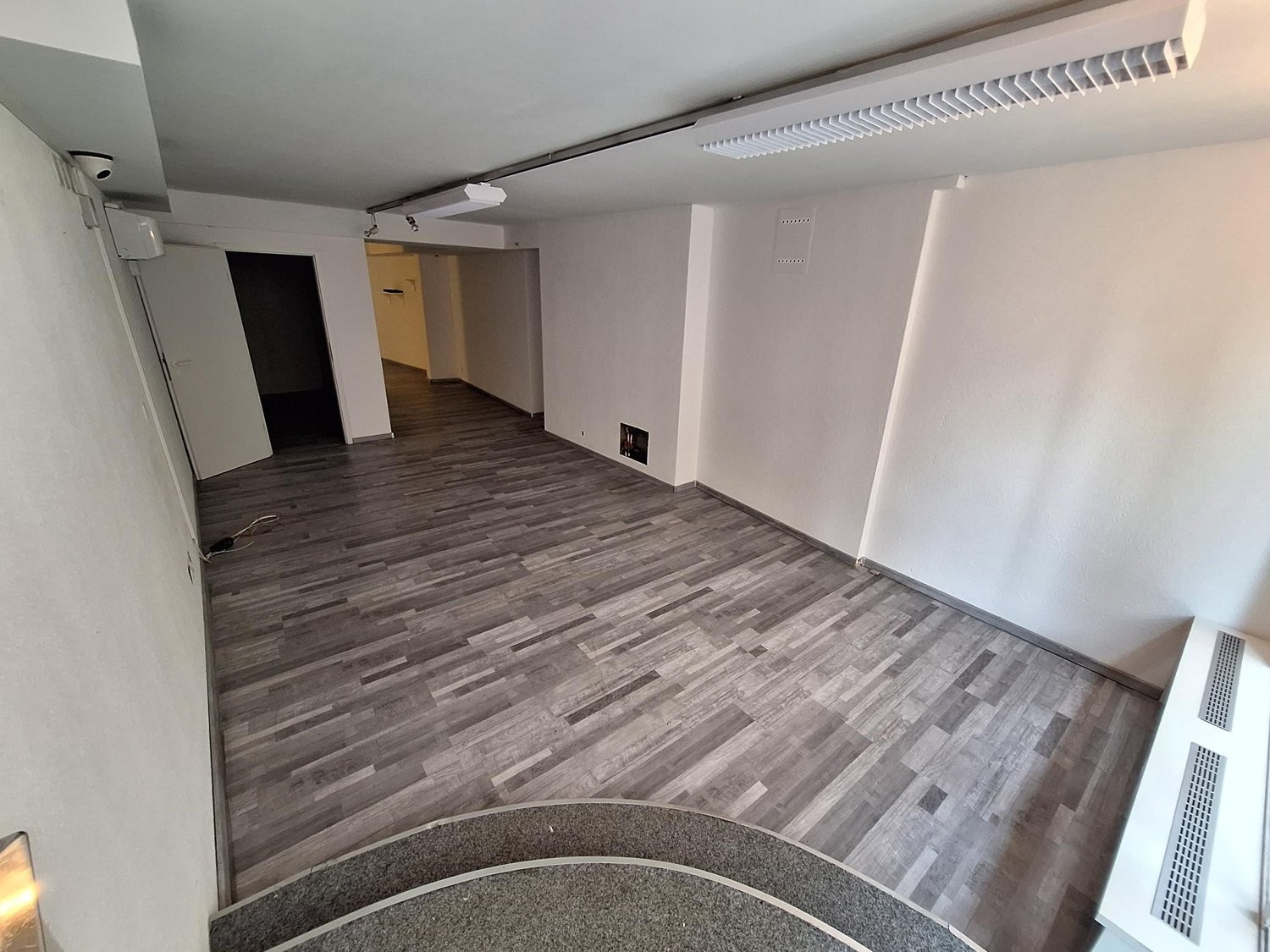 90m² shop