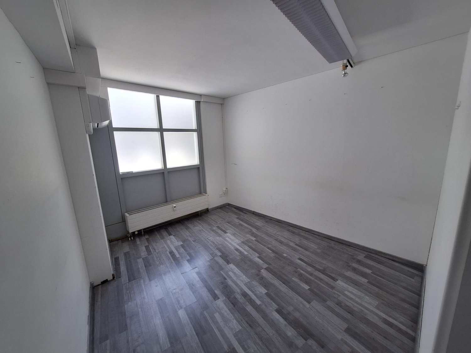 90m² shop
