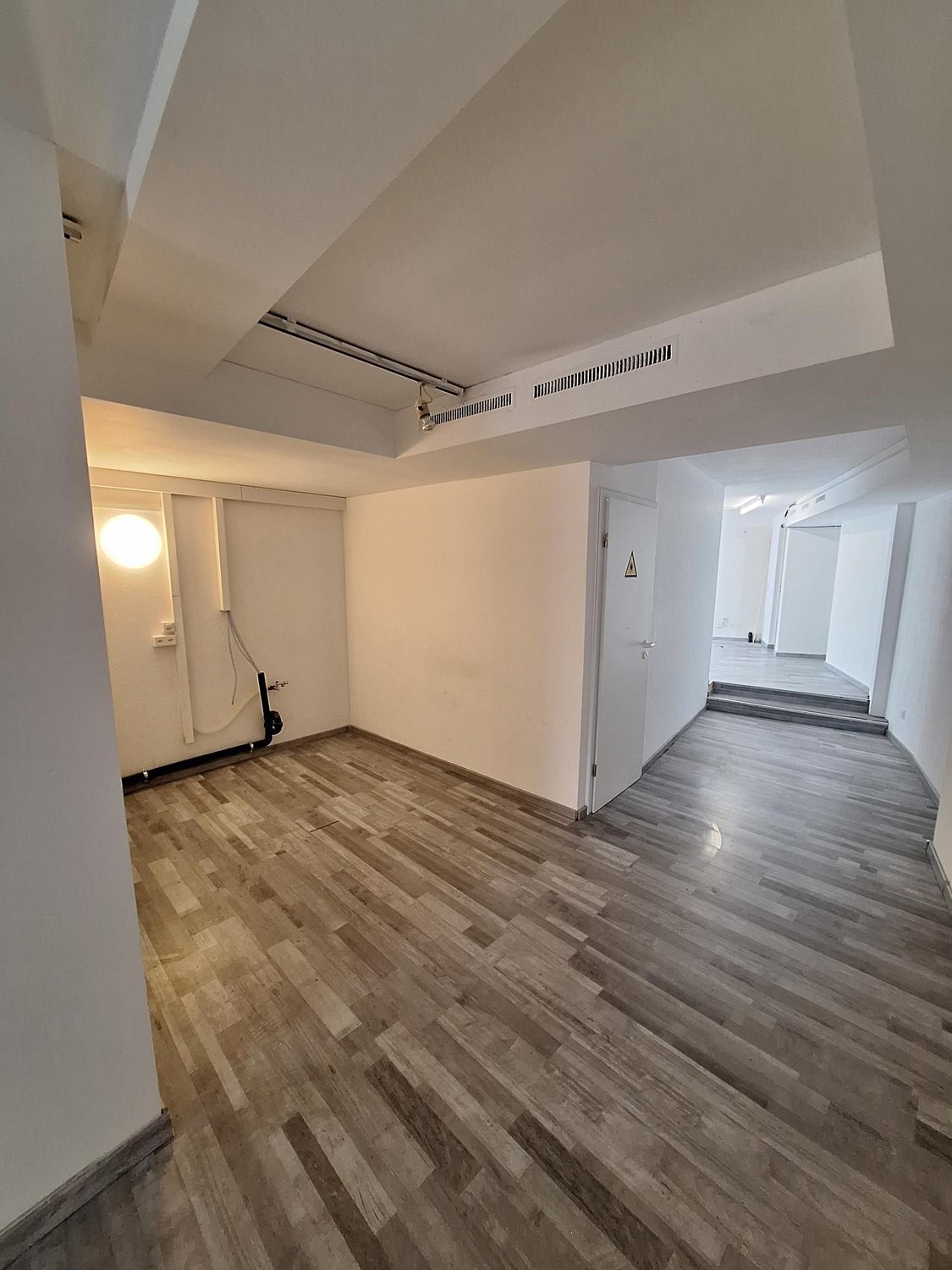 90m² shop