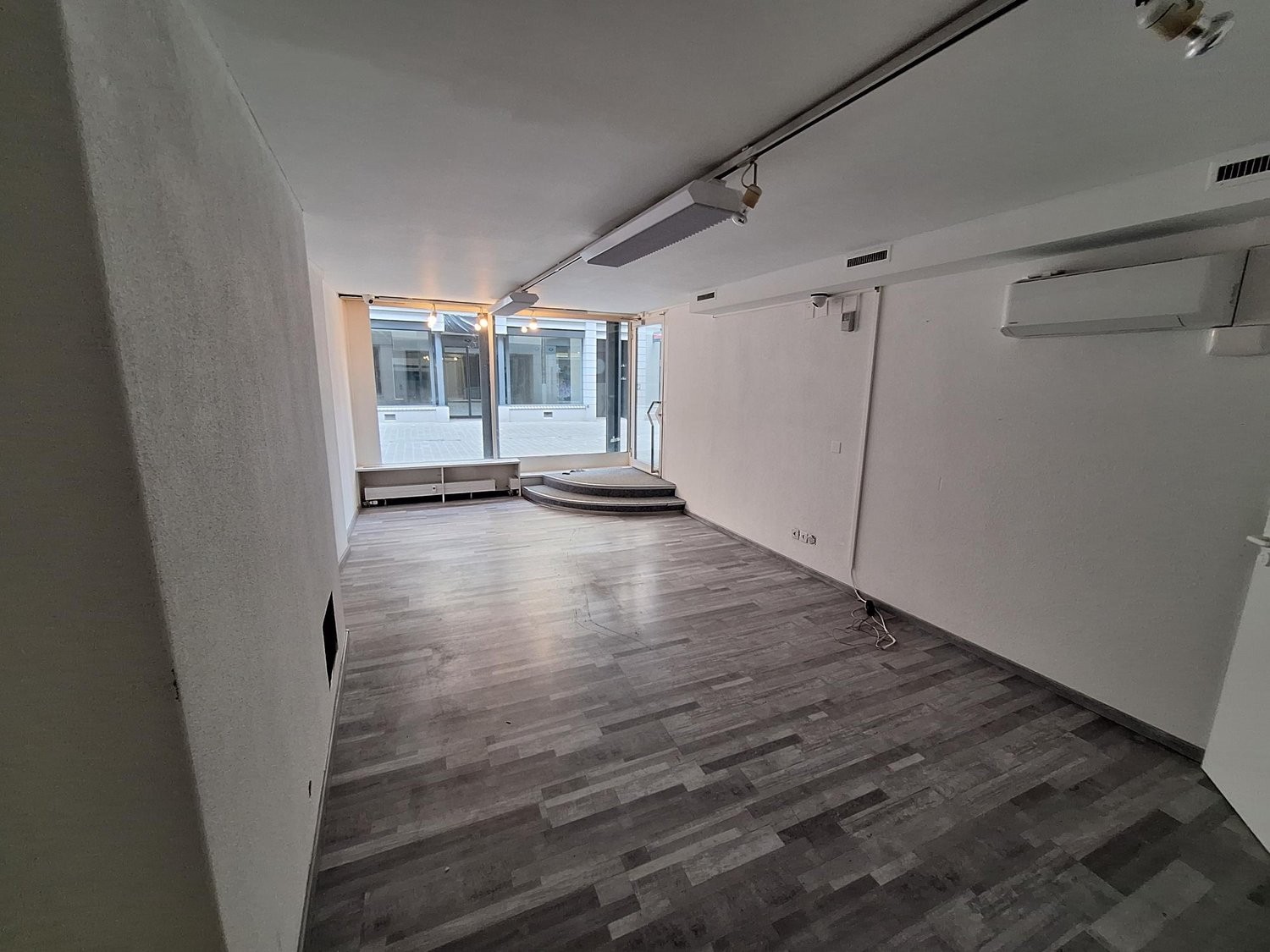 90m² shop