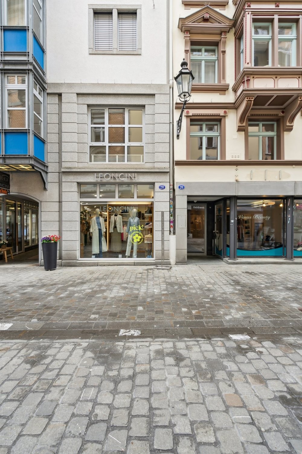 90m² shop