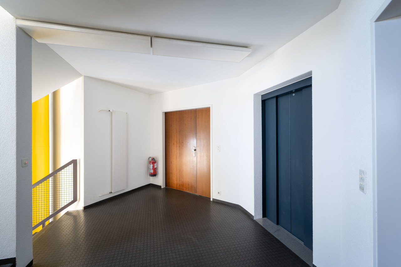 837m² office